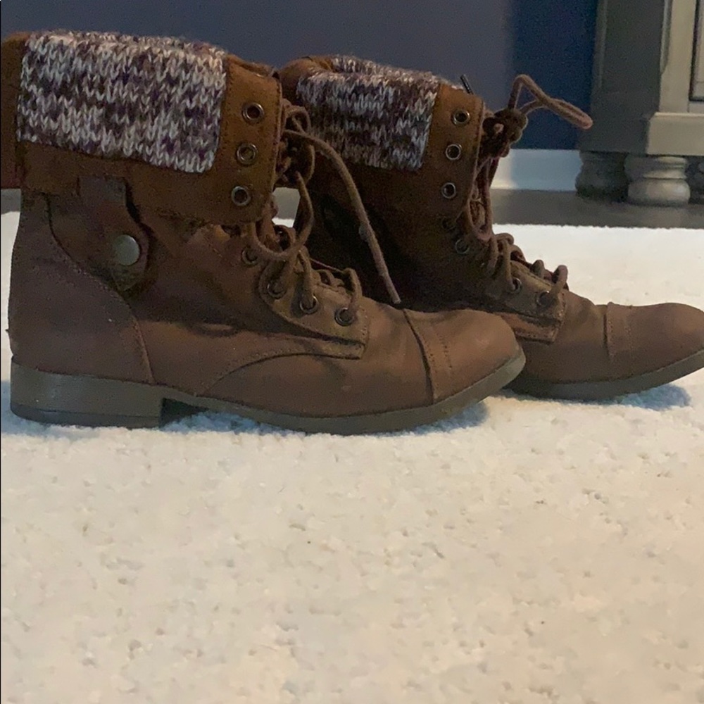 Combat boots